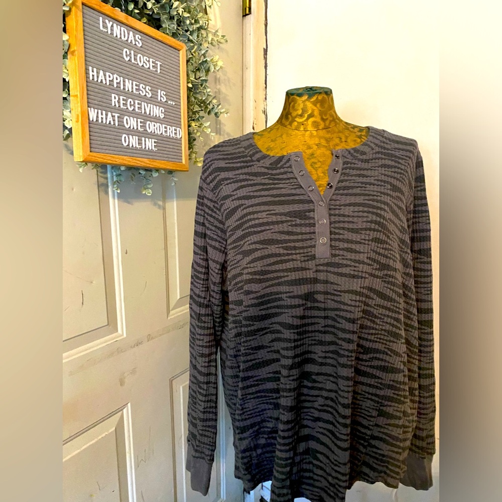 Belle Kim Gravel Black and Grey Animal Print Waffle Knit Top Size Xl
